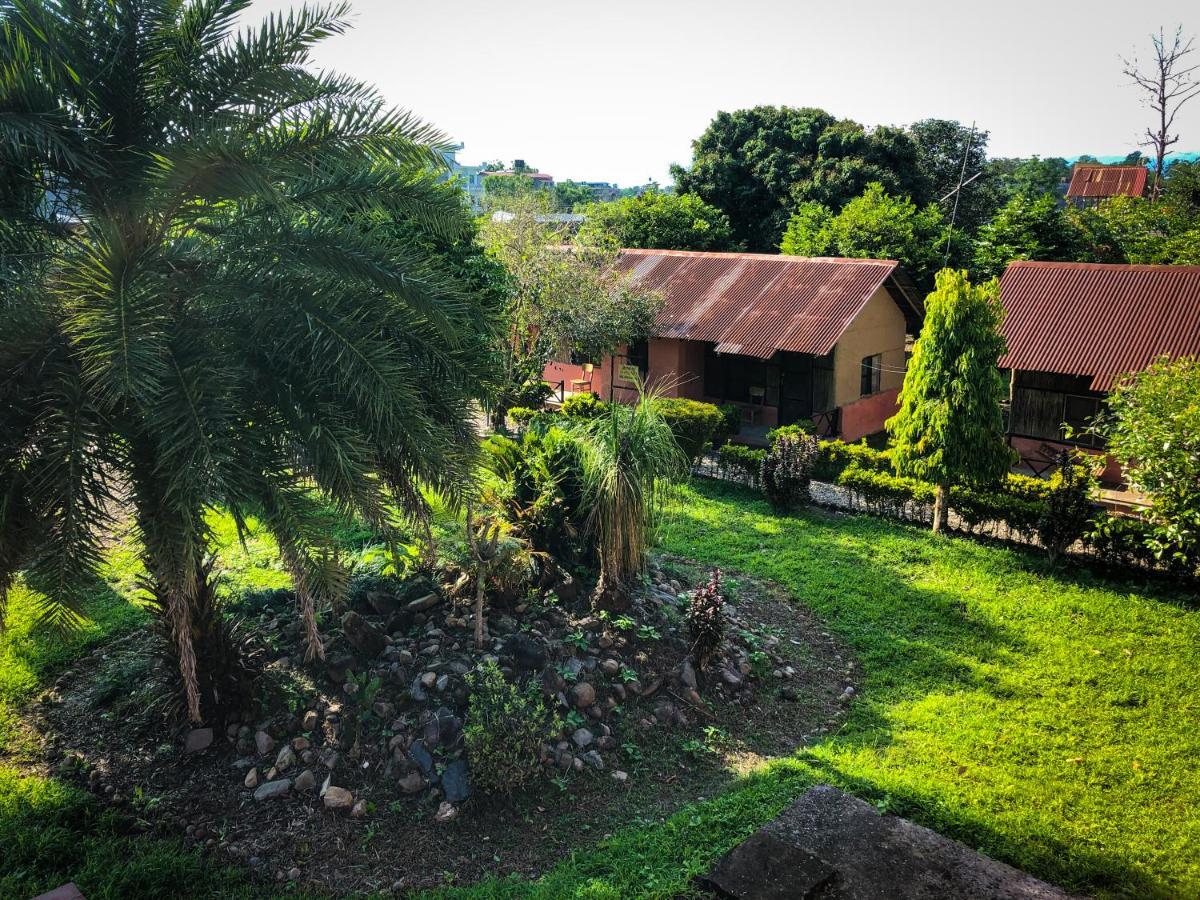 Hotel Tharu Garden, Саураха Екстер'єр фото