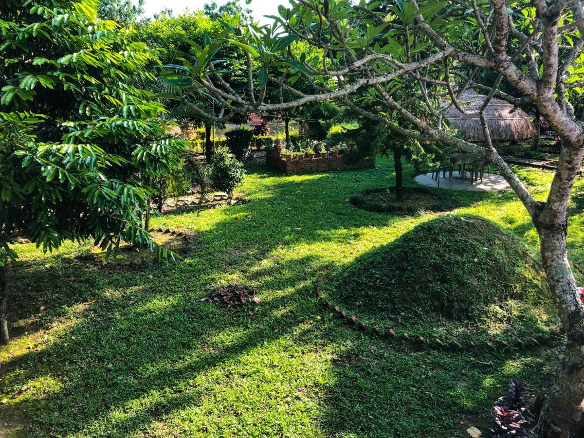 Hotel Tharu Garden, Саураха Екстер'єр фото