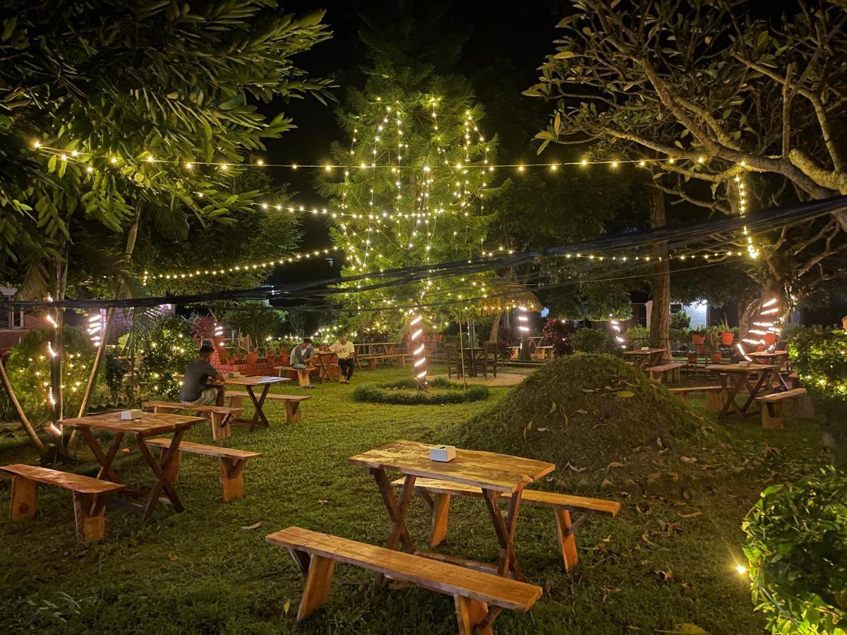 Hotel Tharu Garden, Саураха Екстер'єр фото