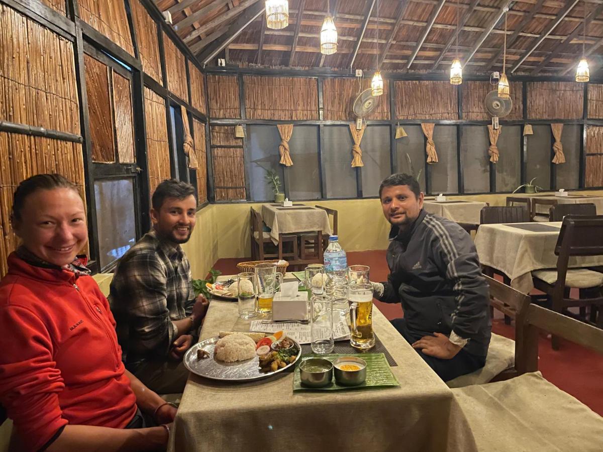Hotel Tharu Garden, Саураха Екстер'єр фото