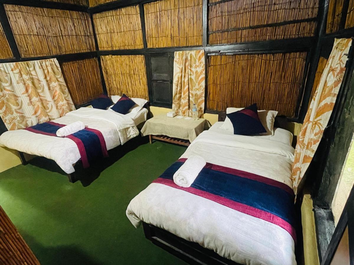 Hotel Tharu Garden, Саураха Екстер'єр фото
