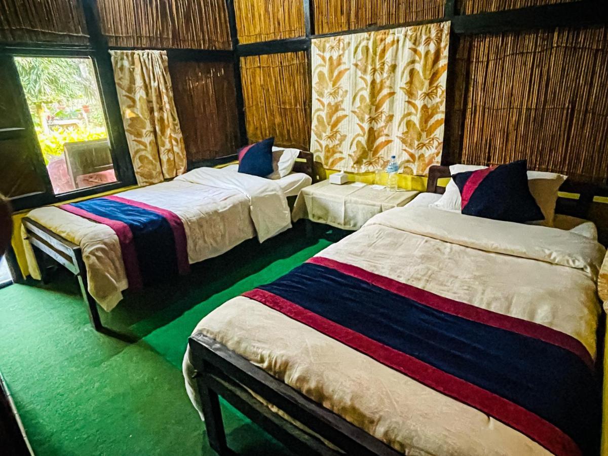 Hotel Tharu Garden, Саураха Екстер'єр фото