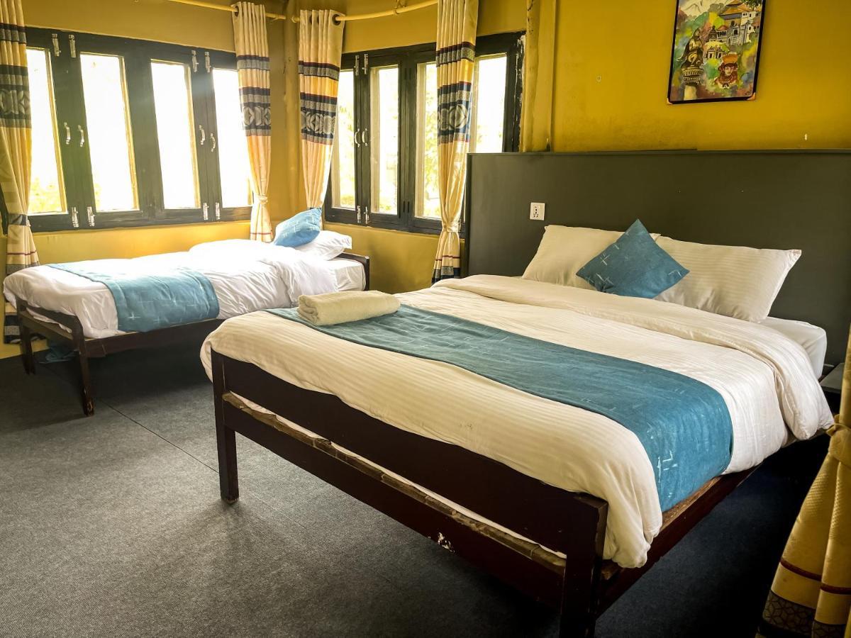 Hotel Tharu Garden, Саураха Екстер'єр фото
