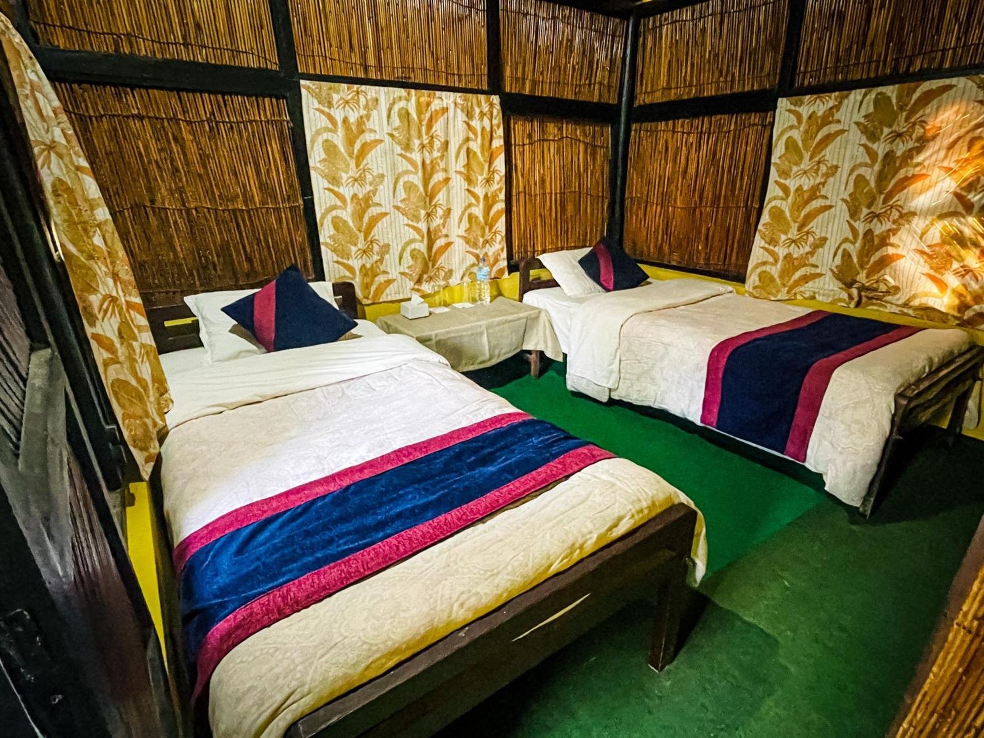 Hotel Tharu Garden, Саураха Екстер'єр фото