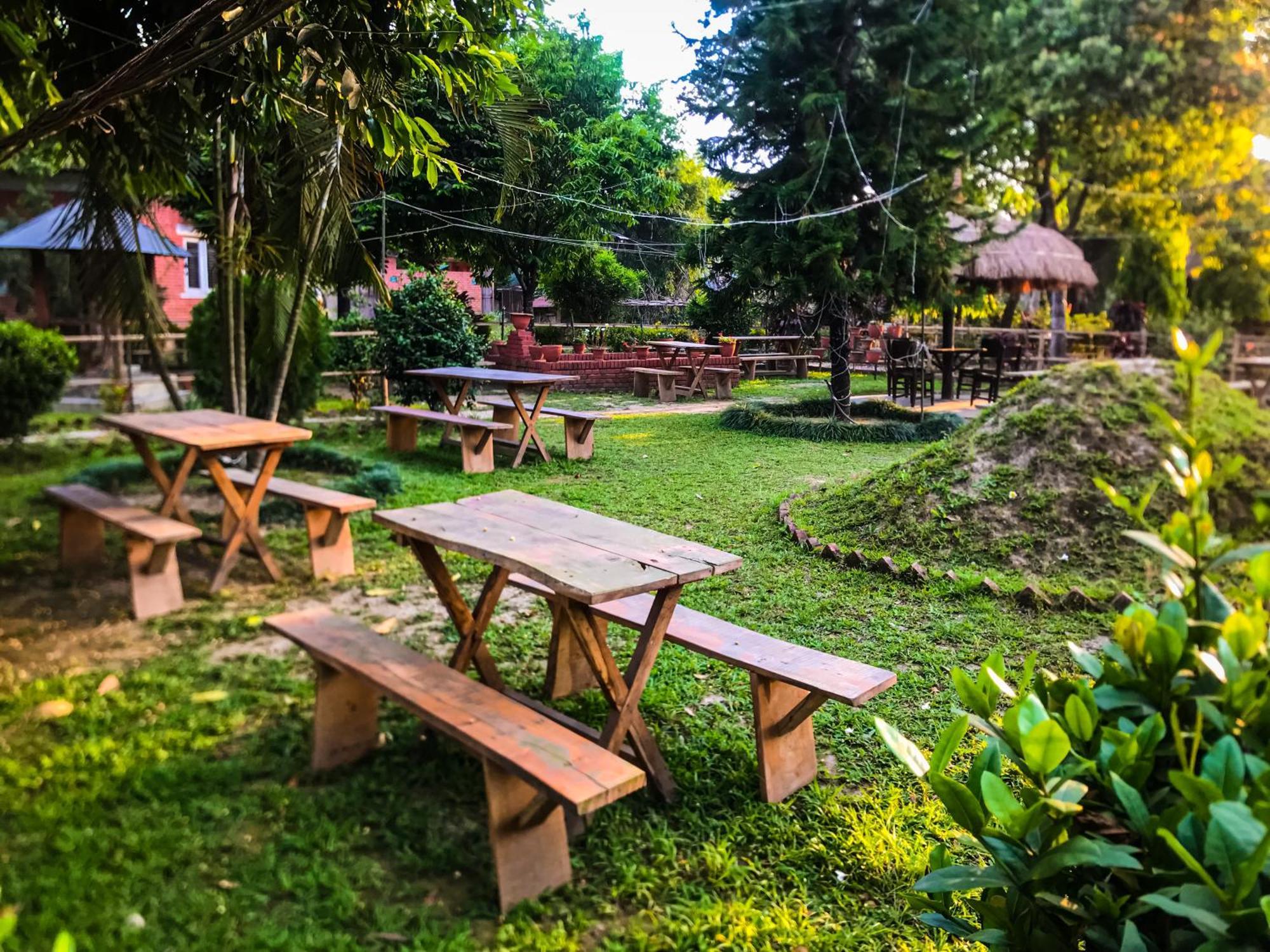 Hotel Tharu Garden, Саураха Екстер'єр фото