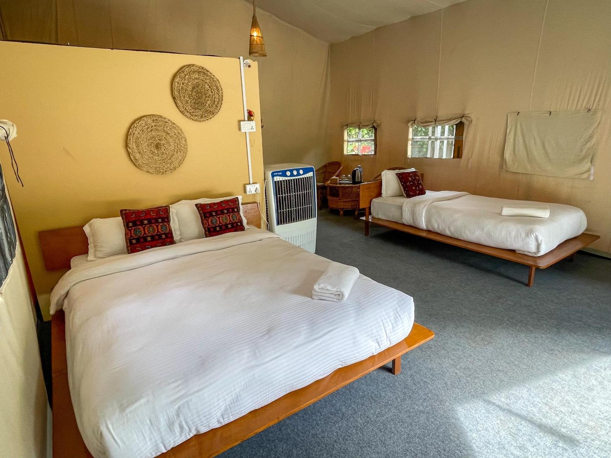 Hotel Tharu Garden, Саураха Екстер'єр фото
